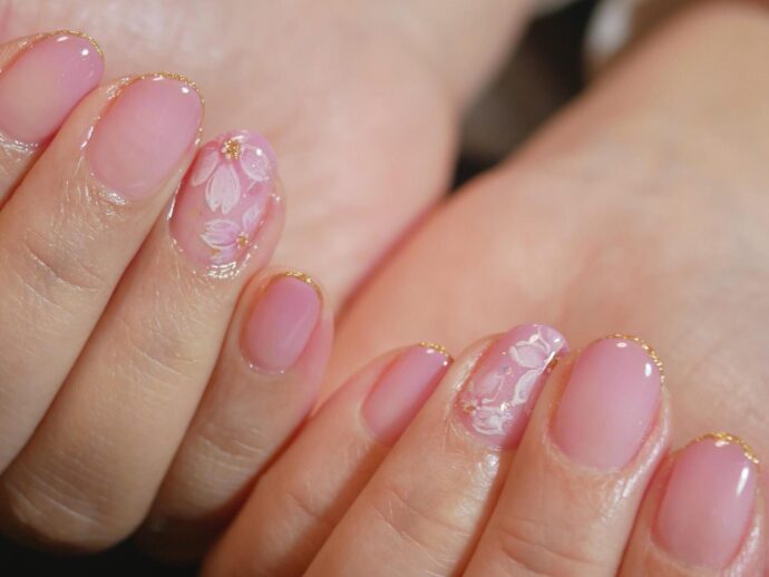 桜の手描きアートネイルデザイン