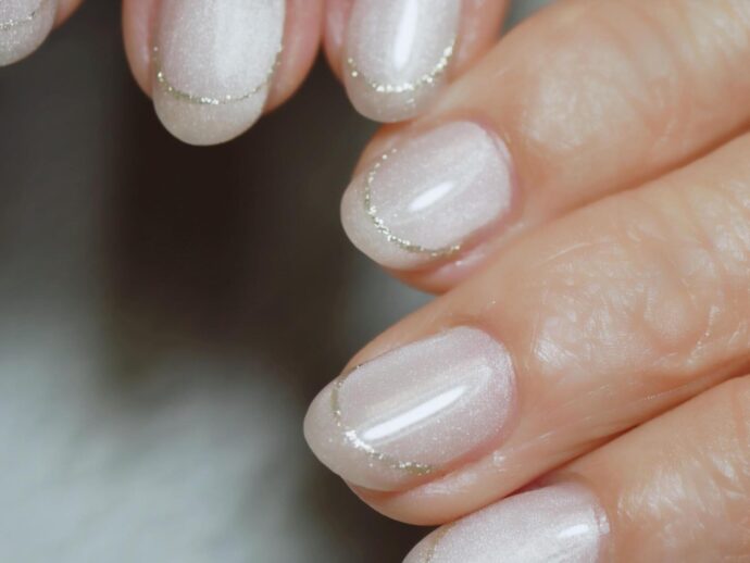 ホワイトのマグネットでフレンチ風ネイルデザイン