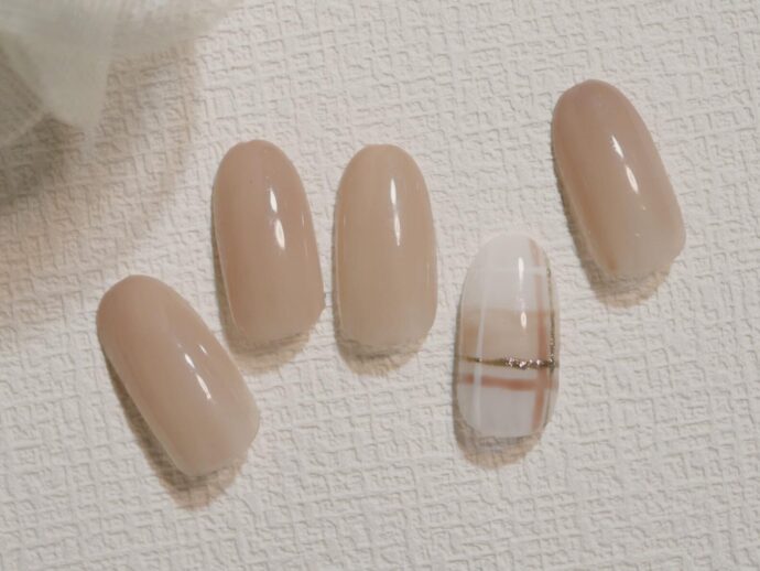 ベージュのチェックネイルデザイン