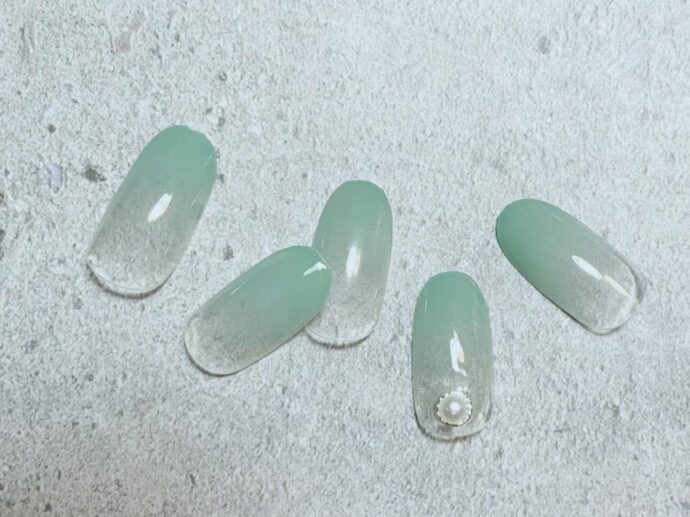ペールトーンのキレイめカラーでグラデーションネイル