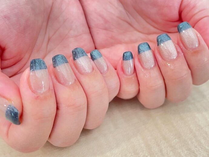 バイカラーでストレートフレンチ風マグネットネイルデザイン