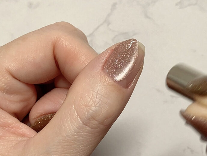 マグネットネイルの模様を作っている様子