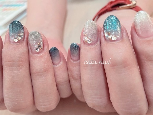 ブルーとホワイトのマグネットグラデーションネイルデザイン