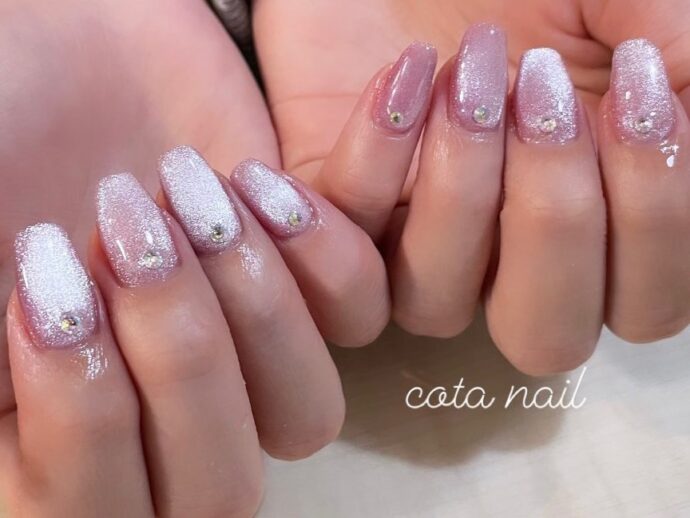 ピンクのマグネットネイルに根元ストーンのネイルデザイン