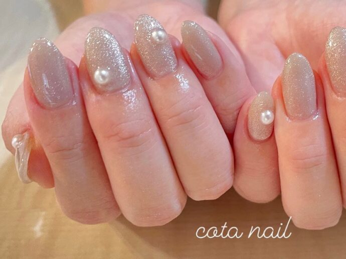 ベージュ系マグネットネイルとパールのストーンを施したネイルデザイン