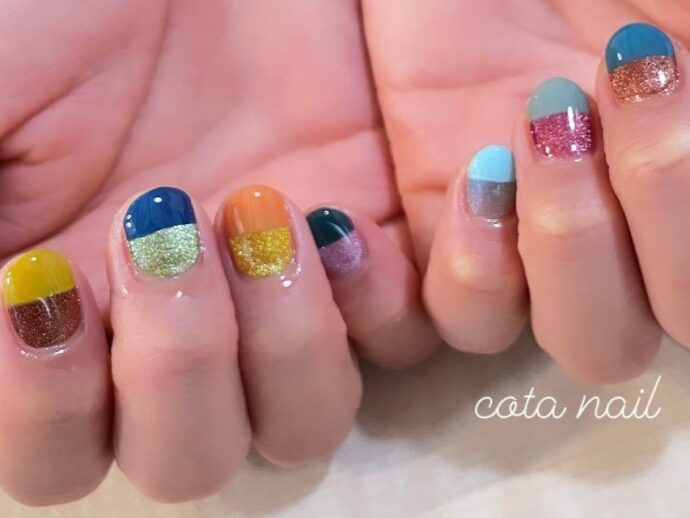 マグネットとマットカラーのバイカラーネイルデザイン