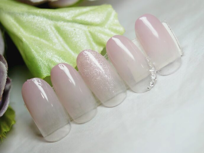 ピンクのグラデーションベースでワンポイントにマグネットネイルが入ったネイルデザイン