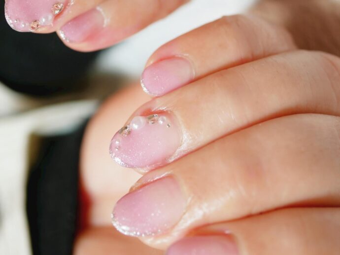 グラデーションネイルとマグネットの組み合わせネイルデザイン