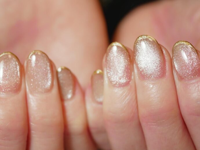 マグネットネイルとミラースキニーフレンチの組み合わせネイルデザイン