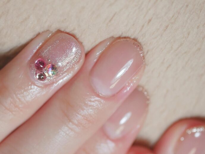 シアーでナチュラルなマグネットネイルデザイン