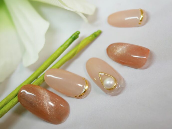 斜めラインのブラウンマグネットネイル