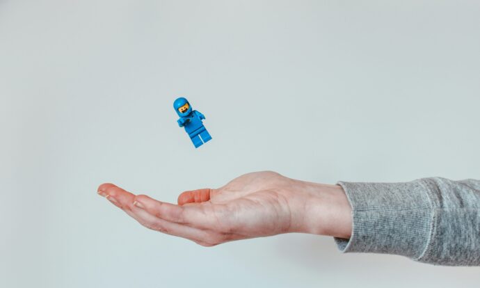 男性の手の上でレゴが宙に浮いている様子