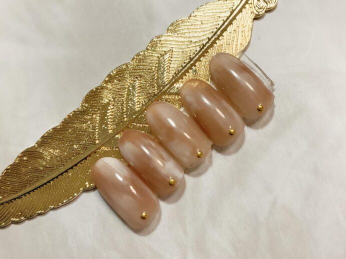 ココアベージュのタイダイ風ネイルデザイン