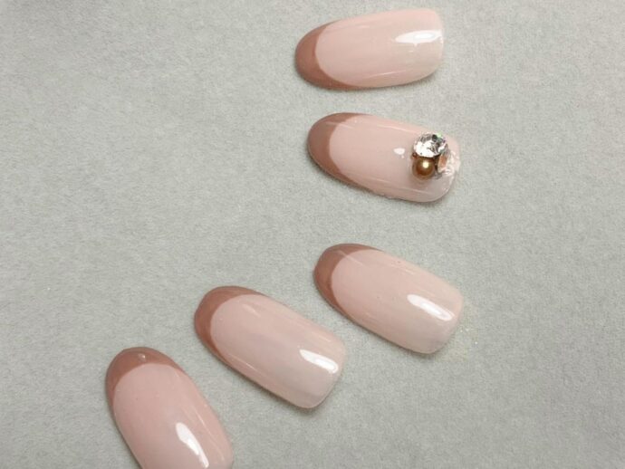 ブラウンとピンクのバーチャルフレンチネイルデザイン