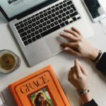 オフィスネイルでもOKなバレンタインネイルデザインを紹介する記事のサムネイル