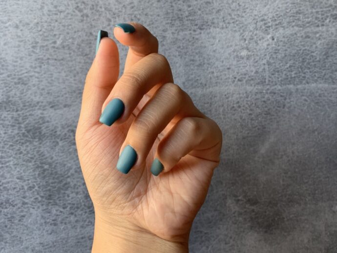 マットネイルをした女性の片手