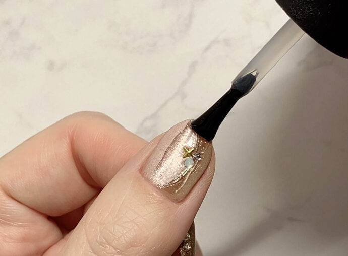 マットベースにツヤトップを塗る様子