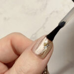 マットベースにツヤトップを塗る様子