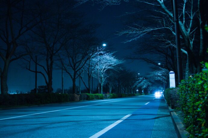夜のバス停と道路
