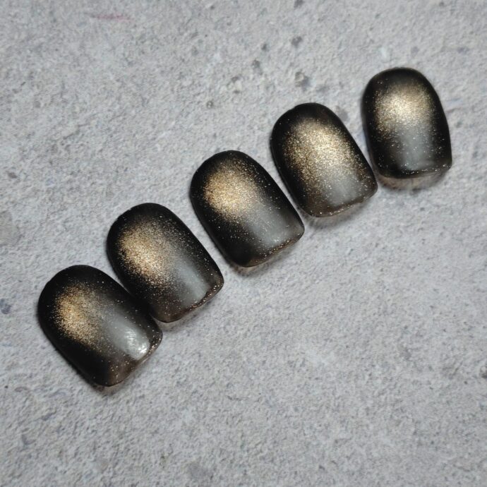 マグネットアート×マット仕上げのネイルチップ