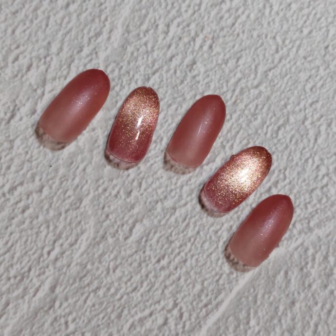 マグネットの指だけツヤありトップで仕上げるネイルチップ