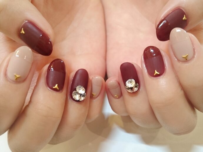 ボルドーとベージュの組み合わせネイルデザイン