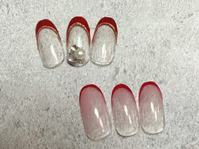 ボルドーのフレンチネイルデザインを施したネイルチップ