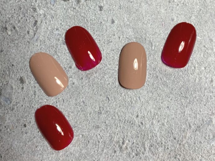 ベージュとボルドーのワンカラーを施したネイルチップ