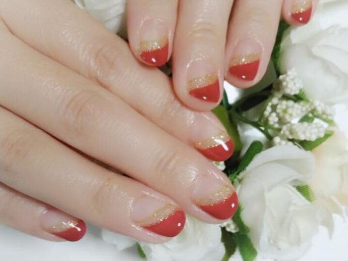 斜めのボルドーフレンチにゴールドラインをプラスしたネイルデザイン