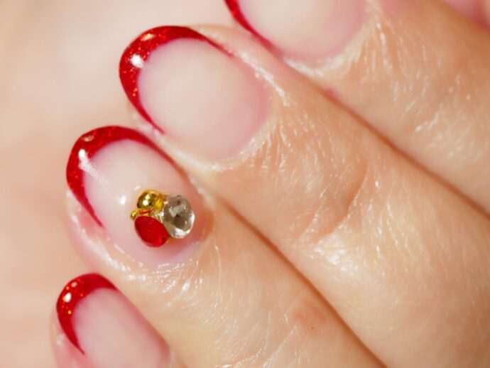 ボルドーのラメでフレンチネイルデザイン