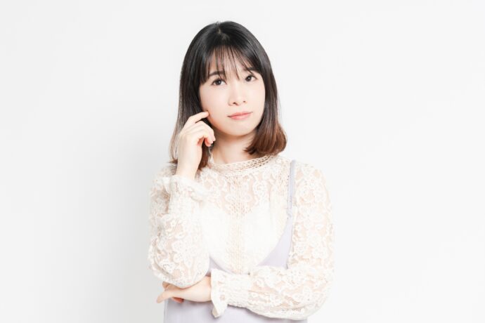 疑問に思って悩んでいる女性の様子