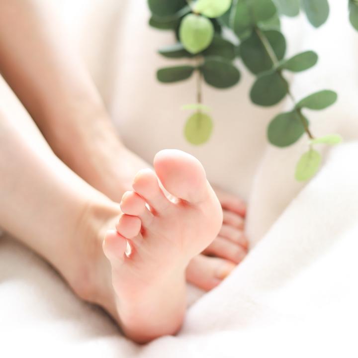 足の裏の固い部分の直し方｜原因やケア方法を解説