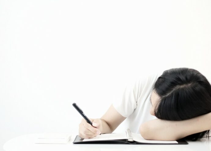 やる気なく項垂れる女子