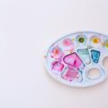 白いパレットに残ったカラフルな絵の具