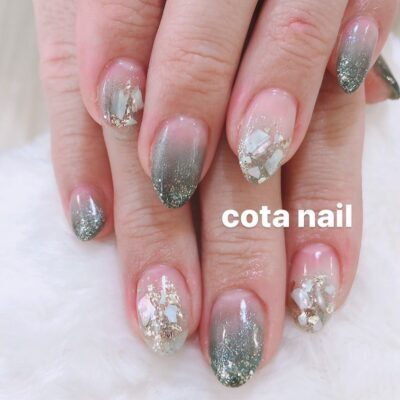 グリーンとシェルで夏らしいラメグラ