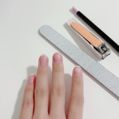 セルフネイルケア中の手元