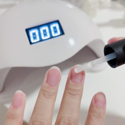 セルフネイルで塗布中のイメージ