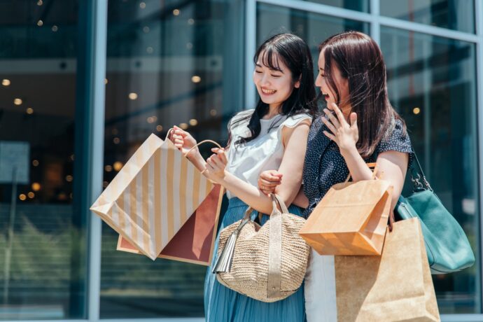 女友達とショッピング