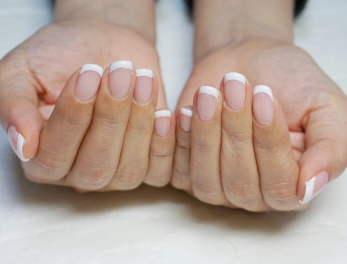 白のフレンチネイルをした手
