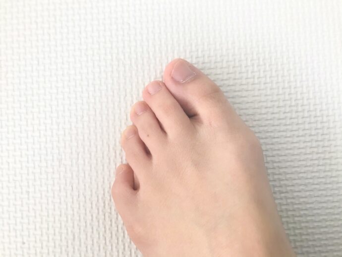 素足の片方の足先