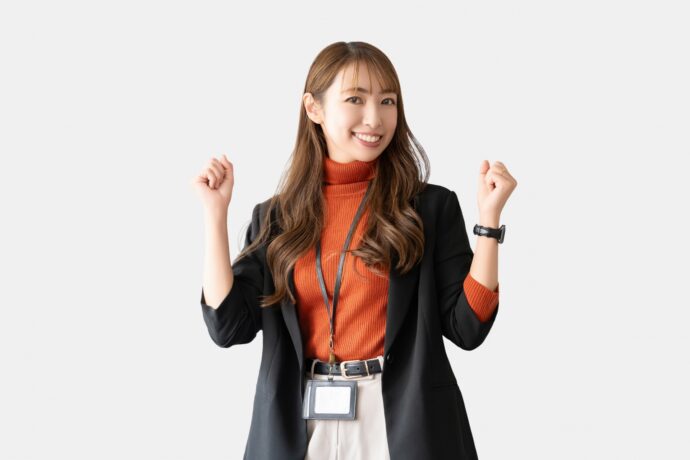 ガッツポーズをする働く女性