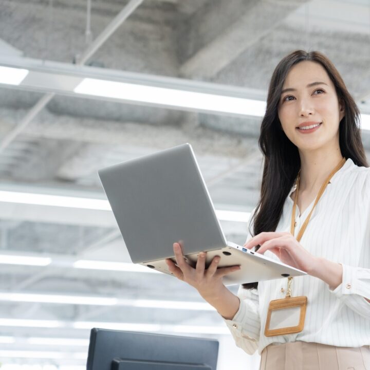 オフィスネイルのおすすめデザインは？人気のカラーや働く大人のネイルマナー