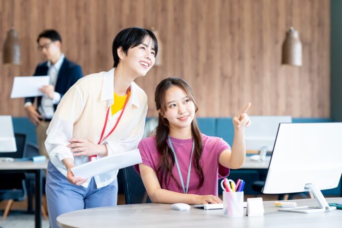 オフィスで仕事をする二人の女性