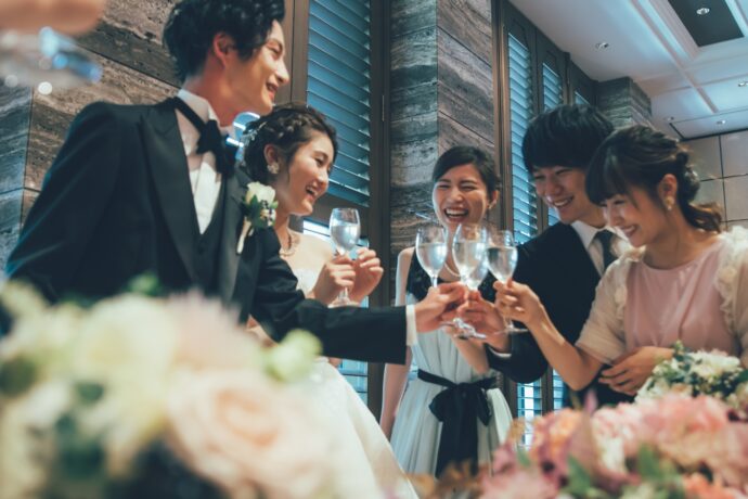 披露宴で乾杯中の新郎新婦とゲスト