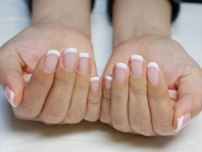 白いフレンチネイル