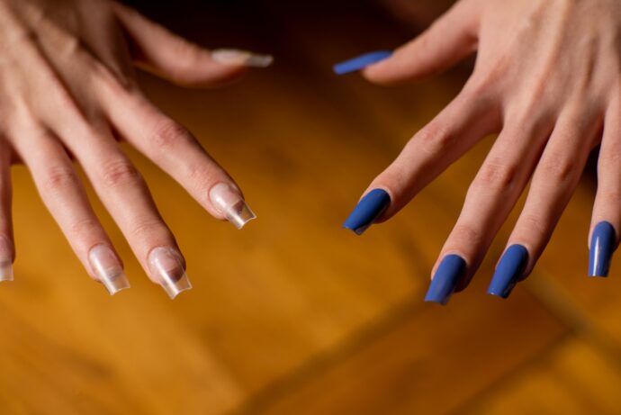 チップオーバーレイで長さ出しをした爪のアップ