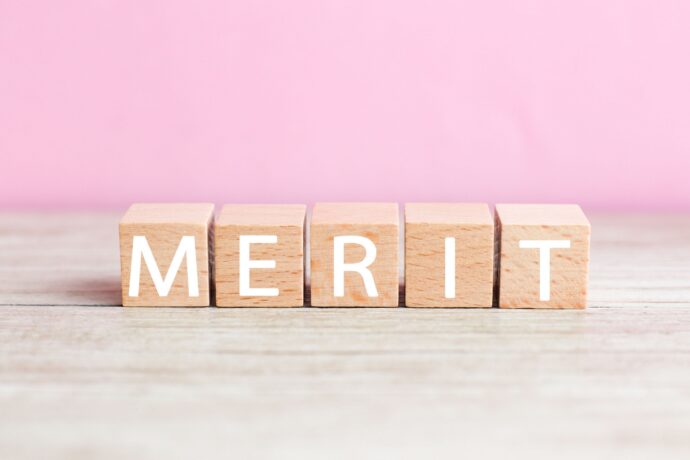 ピンクバックにMERIT文字のブロック