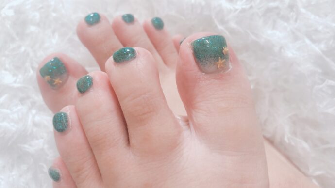 ラメグラデーションネイルをした足