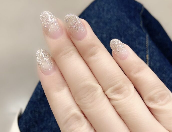 シルバーのラメクラデーションをした女性の手