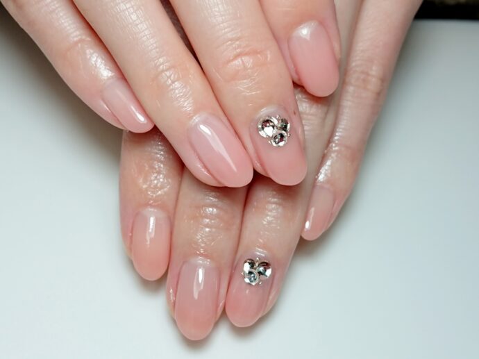 ワンカラーネイルにストーンのワンポイントシンプルネイル